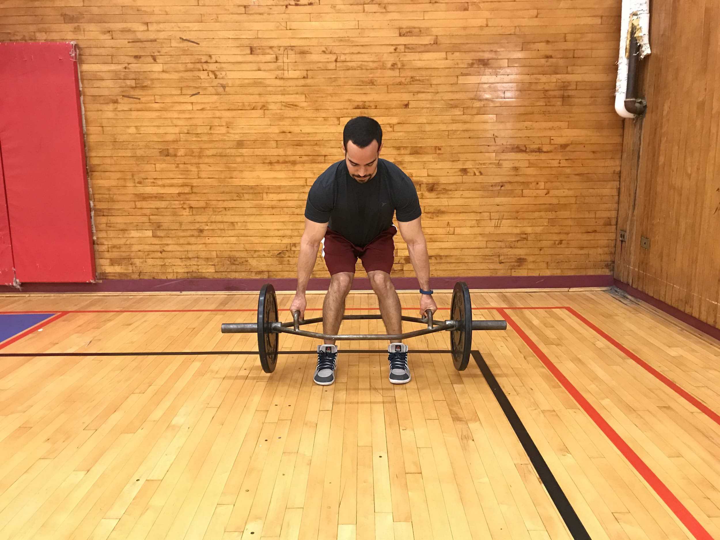 trap bar deadlift bad form:  letting your knees cave inward