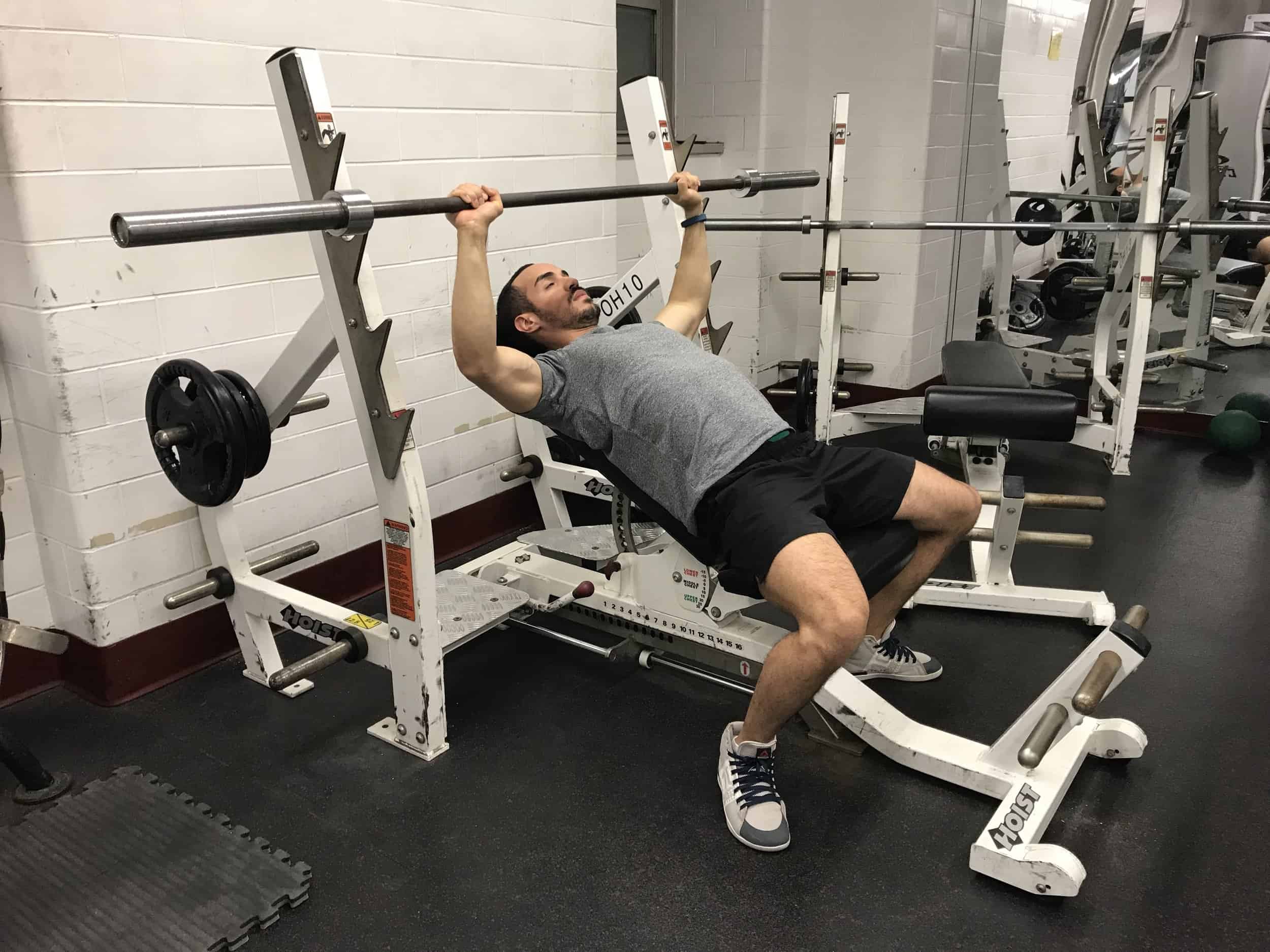 incline-bench-press-incorrect-form as elbows are flaring out to 90 degrees to the body