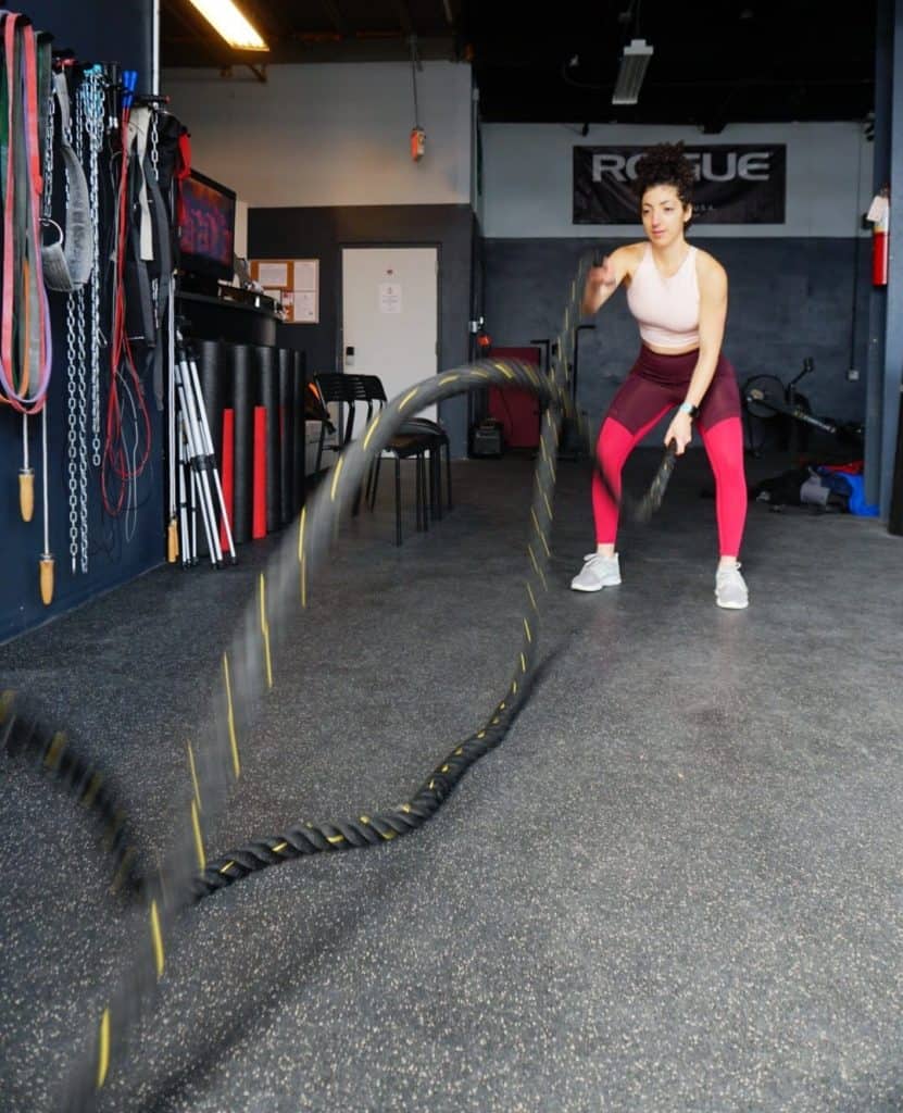 brittany swinging ropes up and down: battle-ropes-exercise-hiit